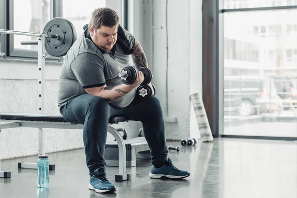 Overweight Tattooed Man Exercising Dumbbells Gym Copy Space — Stock Photo, Image