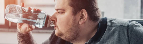 Plano Panorámico Del Hombre Tatuado Con Sobrepeso Bebiendo Agua Botella —  Fotos de Stock