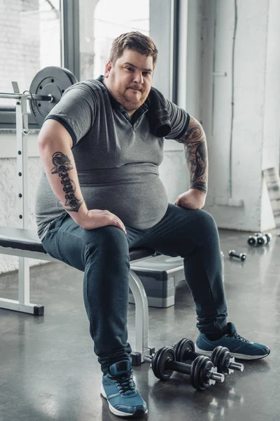 Tired Obese Man Sitting Bench Looking Camera Exercising Dumbbells Gym — Stock Photo, Image