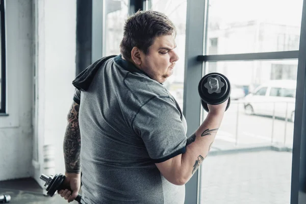 Sobrepeso Tatuado Homem Com Toalha Exercitando Com Halteres Centro Esportes — Fotografia de Stock