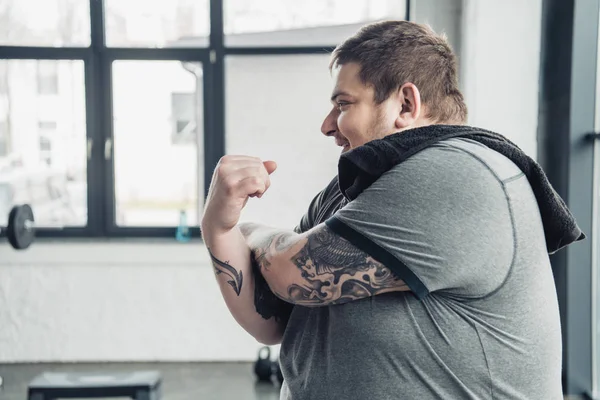 Overweight Tattooed Man White Shirt Smiling Stretching Arms Sports Center — Stock Photo, Image