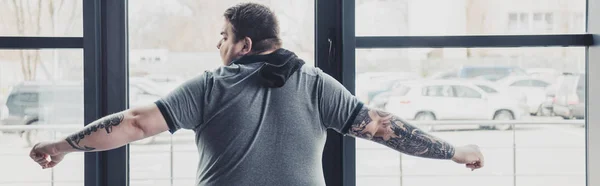 Vista Posterior Del Hombre Tatuado Con Sobrepeso Camiseta Gris Estirándose — Foto de Stock