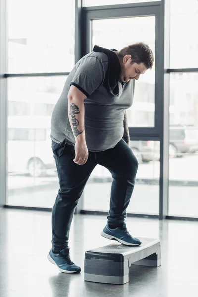 Overvektig Mann Med Håndkle Trening Trinnplattformen Idrettssenteret – stockfoto