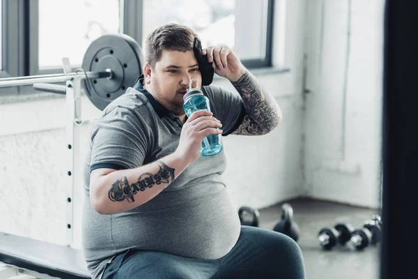 Hombre Tatuado Con Sobrepeso Bebiendo Agua Botella Deportiva Limpiando Cara —  Fotos de Stock