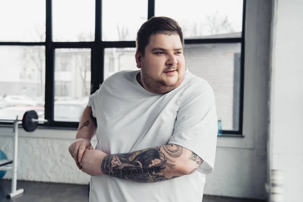 Overweight Tattooed Man White Shirt Stretching Arms Gym — Stock Photo, Image