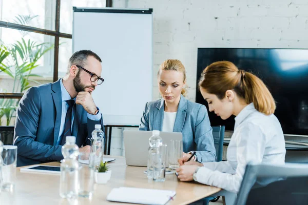 Handsome Man Looking Laptop While Sitting Businesswomen Conference Room — Stock Photo, Image