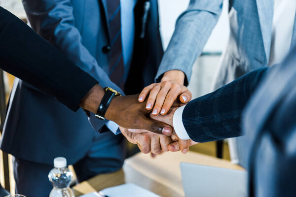 обрезанный взгляд на мультикультурных мужчин и бизнесвумен, объединяющих усилия
 