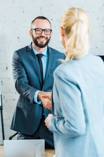 Selective Focus Happy Business Coach Shaking Hands Blonde Businesswoman — Stock Photo, Image