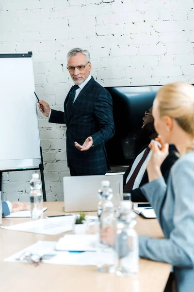 Selektivt Fokus För Affärscoach Som Pekar Whiteboard Med Penna Nära — Stockfoto