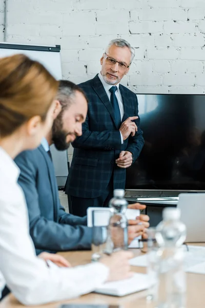 Selektivt Fokus För Affärscoach Glasögon Gest Nära Blank Skärm Konferensrummet — Stockfoto