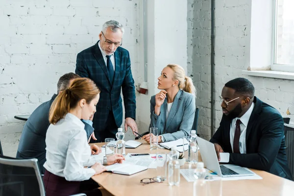 Entrenador Negocios Ropa Formal Pie Cerca Compañeros Trabajo Multiculturales Reunión — Foto de Stock