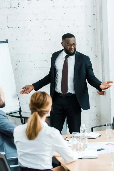 Messa Fuoco Selettiva Bello Afro Americano Business Coach Parlando Gesticolando — Foto Stock