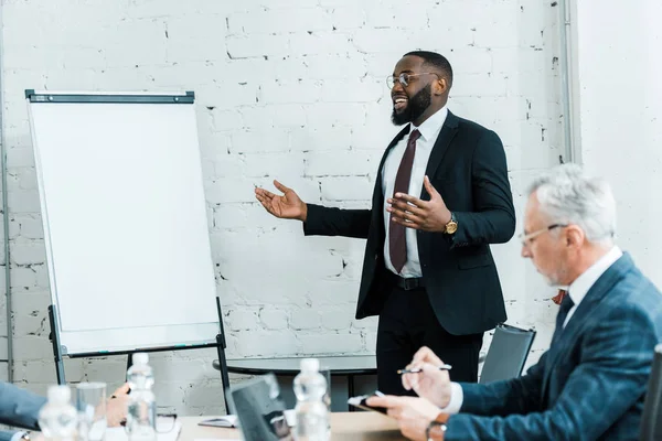 Gelukkig African American Business Coach Praten Buurt Van Whiteboard Collega — Stockfoto