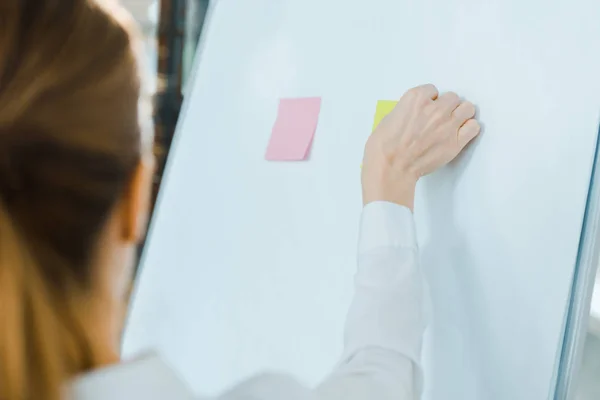 Enfoque Selectivo Entrenador Negocios Poniendo Notas Adhesivas Pizarra Blanca — Foto de Stock