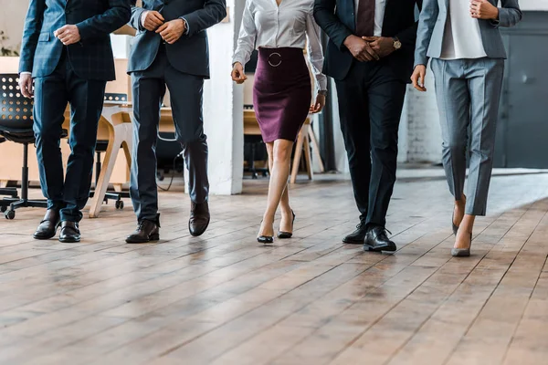 Πολυπολιτισμικοί Επιχειρηματίες Και Γυναίκες Επιχειρηματίες Που Περπατούν Στο Γραφείο — Φωτογραφία Αρχείου