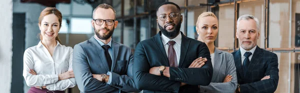 Tiro Panorâmico Empresários Multiculturais Empresárias Alegres Com Braços Cruzados Olhando — Fotografia de Stock