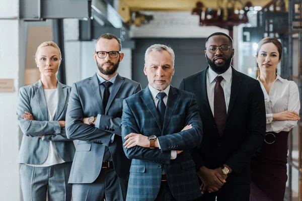 Exitosos Hombres Negocios Multiculturales Mujeres Negocios Pie Con Los Brazos — Foto de Stock