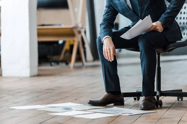 Vista Recortada Del Hombre Negocios Sentado Silla Cerca Gráficos Gráficos — Foto de Stock