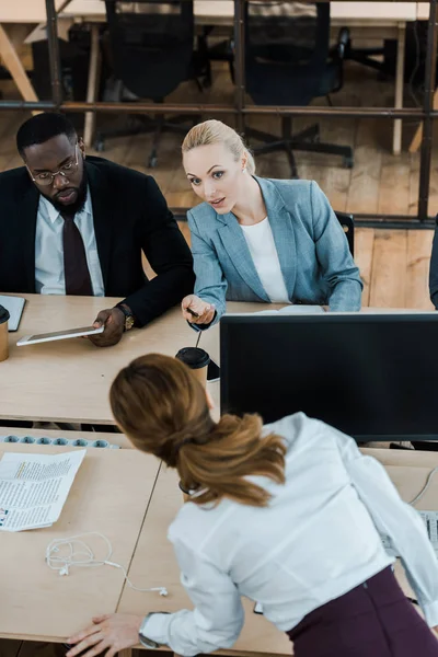 Attraktive Blonde Geschäftsfrau Gestikuliert Gespräch Mit Multikulturellen Mitarbeitern — Stockfoto