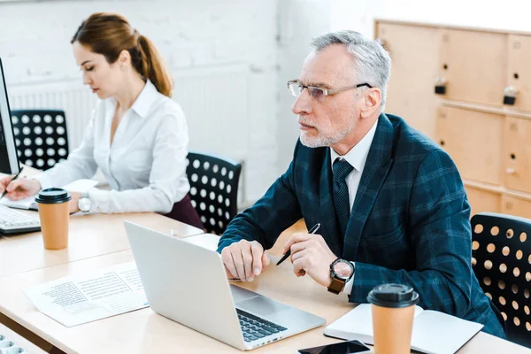 Selective Focus Bearded Businessman Glasses Using Laptop Businesswoman Office — Stock Photo, Image