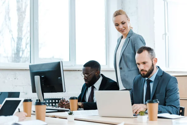 Atractivo Entrenador Negocios Cerca Compañeros Trabajo Multiculturales Oficina — Foto de Stock