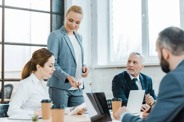 Alegre Entrenador Negocios Pie Cerca Compañeros Trabajo Gesto Cerca Tableta — Foto de Stock