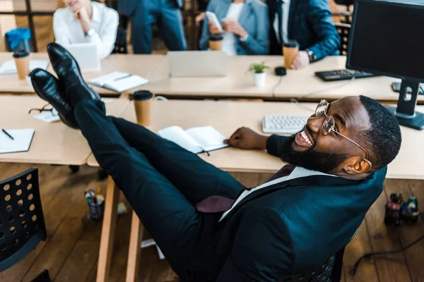 Selektiv Fokus Glada Afroamerikansk Man Tittar Kamera Nära Medarbetare Office — Stockfoto