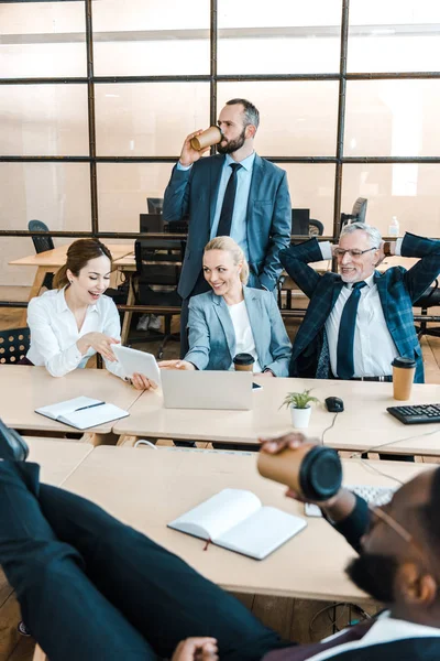 Selektivní Zaměření Veselého Obchodníka Businessu Kteří Dívají Digitální Tablety Blízko — Stock fotografie