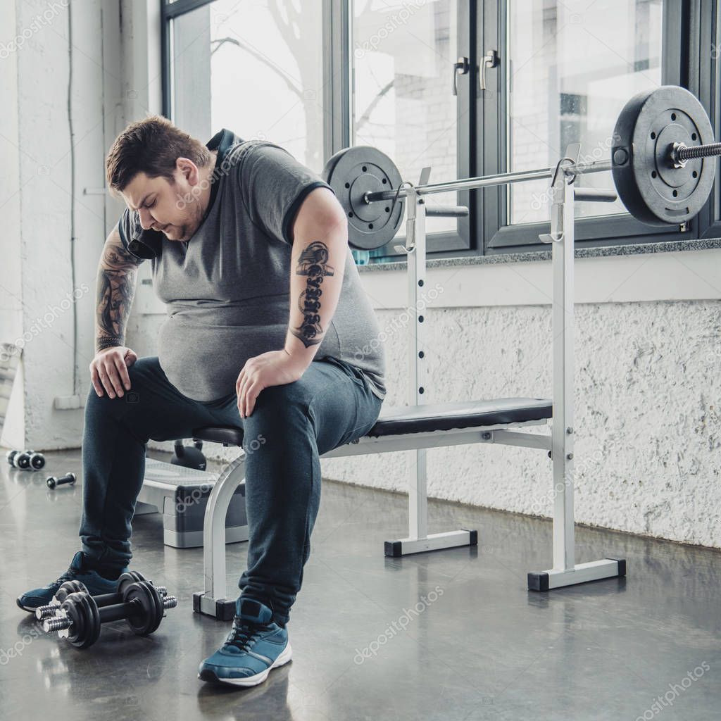 Fotos de Cansado Hombre Obeso Sentado Banco Después Hacer Ejercicio Con  Pesas - Imagen de © AndrewLozovyi #256802018