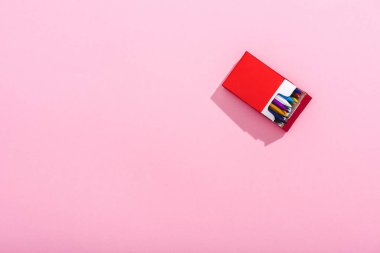 kopya alanı ile pembe sigara paketi renkli boya kalemleri üst görünümü, sigara kavramı