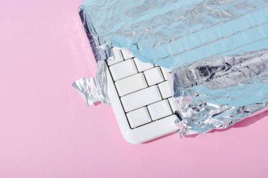pembe gümüş folyo sarılmış bilgisayar klavyeüst görünümü, Chocolate Bar kavramı