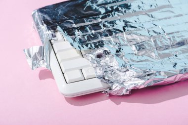 bilgisayar klavyesi pembe gümüş folyo sarılmış, Chocolate Bar kavramı
