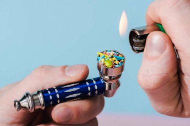 Mavi, şeker bağımlılığı kavramı renkli sprinkles ile Sigara Boru aydınlatma adam Kırpılmış görünümü 