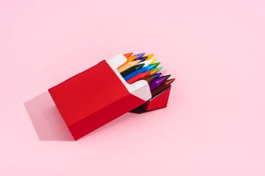 kopya alanı ile pembe sigara paketi içinde çok renkli boya kalemleri, sigara kavramı 