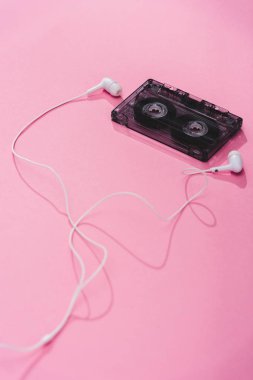 pembe kulaklıklı plastik vintage ses kaseti, müzik konsepti
