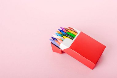 kopya alanı ile pembe sigara paketi renkli boya kalemleri, sigara kavramı 