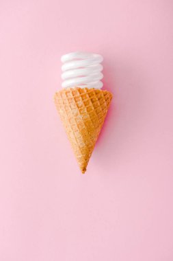 pembe üzerinde izole dondurma koni Enerji tasarruflu ampul üst görünümü