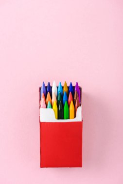 kopya alanı ile pembe kırmızı sigara paketi çok renkli boya kalemleri üst görünümü, sigara kavramı