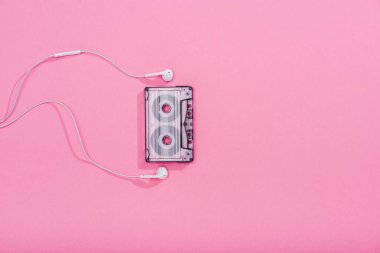 fotokopi alanı ile pembe kulaklıklı vintage ses kasetüst görünümü