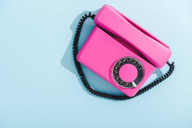 kopya alanı ile mavi mor vintage arama telefon üst görünümü