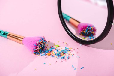 makyaj fırçası pembe aynayansıması ile renkli sprinkles kaplı