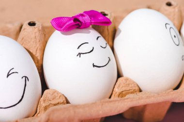 yumurta karton farklı yüz ifadeleri ile yumurta yakın görünümü