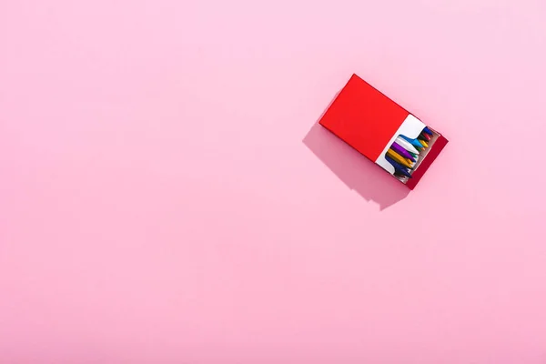 Vista Dall Alto Pastelli Colorati Pacchetto Sigarette Rosa Con Spazio — Foto Stock