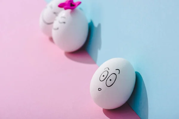 Foco Seletivo Ovo Com Expressão Facial Chocada Azul Rosa — Fotografia de Stock