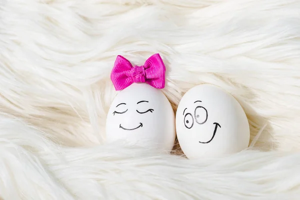 鸡蛋与快乐的脸表达在白色毛皮 — 图库照片