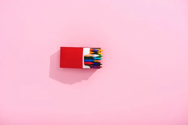 Vue Dessus Des Crayons Colorés Dans Paquet Cigarettes Sur Rose — Photo