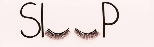 панорамный снимок сна слова, сделанный с поддельными ресницами, изолированными на бежевом
