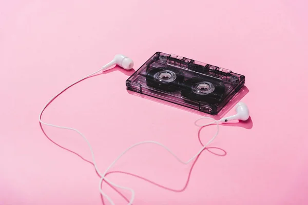 Cassete Áudio Vintage Com Fones Ouvido Rosa Conceito Música — Fotografia de Stock