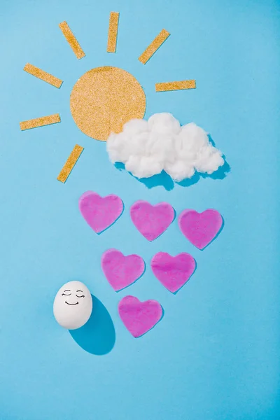 Top Zicht Papier Zon Suikerspin Wolk Met Happy Face Expressie — Stockfoto