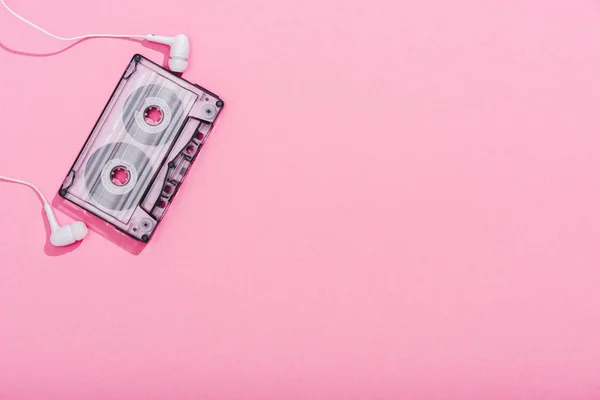 Ansicht Von Vintage Audiokassette Mit Kopfhörern Auf Rosa Mit Kopierraum — Stockfoto